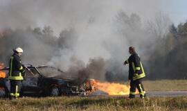 Kelyje Rietavas-Plungė sudegė automobilis