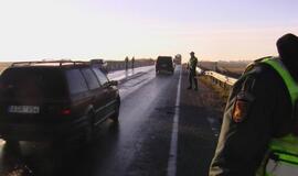 Slidžiuose pajūrio keliuose dužo automobiliai