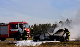 Kelyje Rietavas-Plungė sudegė automobilis