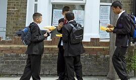Prie Didžiosios Britanijos mokyklų bus uždrausta prekiauti greitu maistu