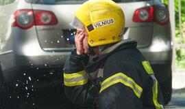 Sostinėje liepsnojo dviaukštis namas