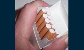 Britai planuoja uždrausti spalvotus cigarečių pakelius