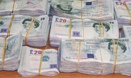 Britas ant automobilio stogo pamiršo 80 tūkst. svarų sterlingų