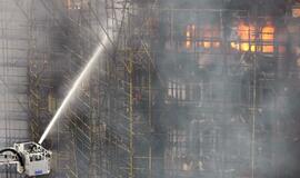 Kinija: dėl tragiško gaisro Šanchajaus dangoraižyje suimti keturi asmenys