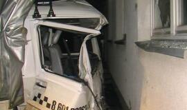 Liepų gatvėje mikroautobusas rėžėsi į pastatą