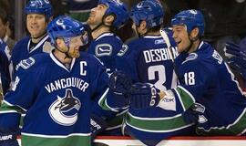 NHL čempionate "Canucks" iškovojo ketvirtą pergalę iš eilės