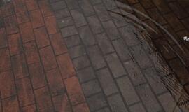 M. Mažvydo alėja Klaipėdoje skęsta lietaus vandenyje