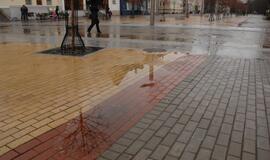 M. Mažvydo alėja Klaipėdoje skęsta lietaus vandenyje