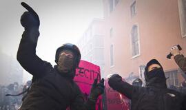 Italai protestuoja prieš parlamento pasitikėjimą Silvio Berlusconiu