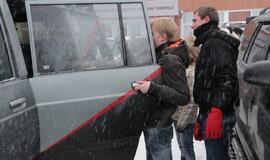 Vaikai - visureigiais per sniegą