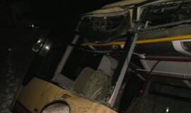 Pervažoje netoli Priekulės traukinys taranavo autobusą