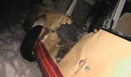 Pervažoje netoli Priekulės traukinys taranavo autobusą