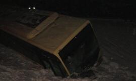 Pervažoje netoli Priekulės traukinys taranavo autobusą