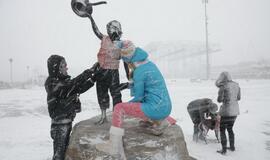 Berniukas su šuneliu pasipuošė Kalėdoms