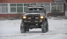 Vaikai - visureigiais per sniegą