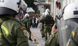 Policija demonstrantus Atėnuose "pavaišino" ašarinėmis dujomis