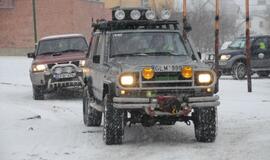 Vaikai - visureigiais per sniegą