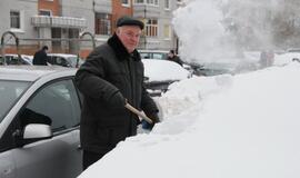 Klaipėdiečiai nuo sniego vadavo daugiabučių kiemus