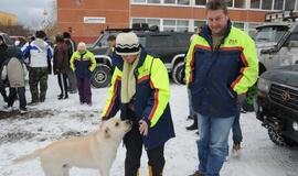 Vaikai - visureigiais per sniegą