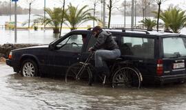 Albaniją skalauja smarkūs potvyniai