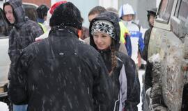 Vaikai - visureigiais per sniegą