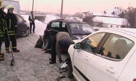 Ant Mokyklos gatvės viaduko susidūrė automobiliai