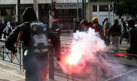 Policija demonstrantus Atėnuose "pavaišino" ašarinėmis dujomis