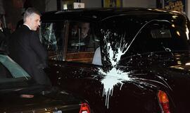 Protestuojantys britų studentai užpuolė princo Čarlzo automobilį