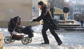 Vaikus auginantiems tėvams - galimybė gauti ir pajamų, ir pašalpą