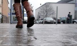 Vairuotojams: kai kur šalies keliuose susidarė plikledis