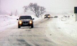 Vairuotojų dėmesiui: keliai yra slidoki