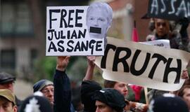 &quot;Wikileaks&quot; įkūrėjas paleidžiamas už užstatą