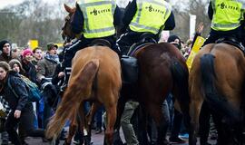 Dėl vyriausybės taupymo protestuojantys olandų studentai susirėmė su policija