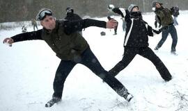 Į policininkę sniego gniūžtę paleidusiam britui - namų areštas