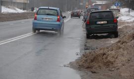 Sniego krūvos Klaipėdos gatvėse riboja eismą