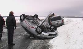 Kelyje Klaipėda-Palanga ant stogo apsivertė automobilis