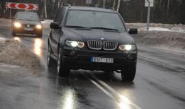 Sniego krūvos Klaipėdos gatvėse riboja eismą