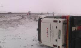 Apvirto keleivinis autobusas