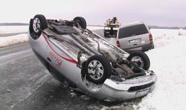Kelyje Klaipėda-Palanga ant stogo apsivertė automobilis