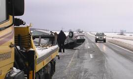 Kelyje Klaipėda-Palanga ant stogo apsivertė automobilis