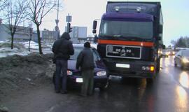 Šilutės plente susidūrė sunkvežimis ir lengvasis automobilis