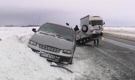 Kelyje Klaipėda-Palanga ant stogo apsivertė automobilis