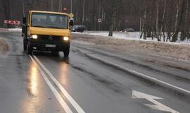 Sniego krūvos Klaipėdos gatvėse riboja eismą