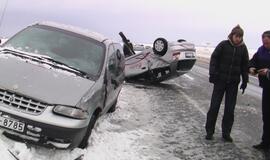 Kelyje Klaipėda-Palanga ant stogo apsivertė automobilis