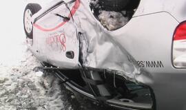 Kelyje Klaipėda-Palanga ant stogo apsivertė automobilis