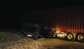 Naktį autostradoje į avariją pateko vilkikas