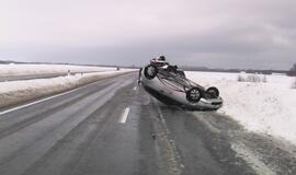 Kelyje Klaipėda-Palanga ant stogo apsivertė automobilis