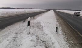 Kelyje Klaipėda-Palanga ant stogo apsivertė automobilis