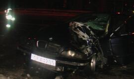 BMW rėžėsi į medį, po to į "Škodą"