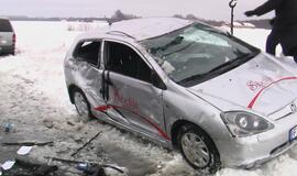 Kelyje Klaipėda-Palanga ant stogo apsivertė automobilis